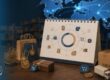 Calendario de ofertas con iconos de compras, bolsas, cajas y camión de reparto sobre un mapa mundial de envíos internacionales